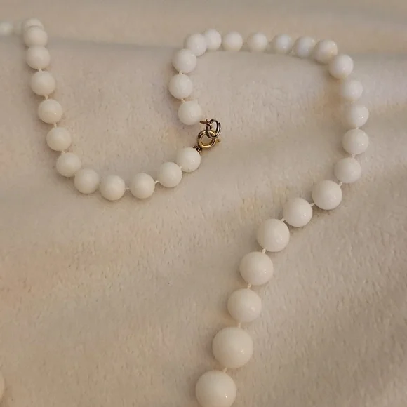 Vintage Set of Two Red and White Acrylic Graduated Beaded Necklaces - Picture 5 of 10